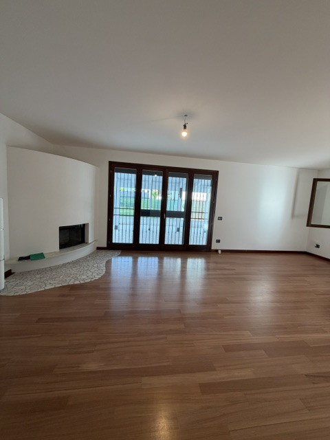 Noventa Padovana: Vendesi Villa di circa 400 mq in classe A1 con depandance entrambe ristrutturat...