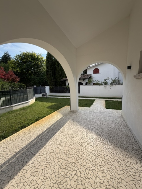 Noventa Padovana: Vendesi Villa di circa 400 mq in classe A1 con depandance entrambe ristrutturat...