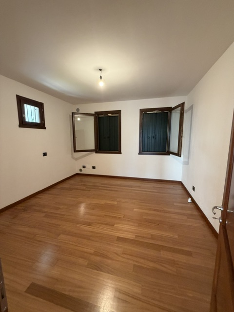 Noventa Padovana: Vendesi Villa di circa 400 mq in classe A1 con depandance entrambe ristrutturat...