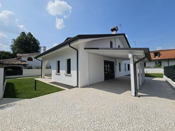 Noventa Padovana: Vendesi Villa di circa 400 mq in classe A1 con depandance entrambe ristrutturat...