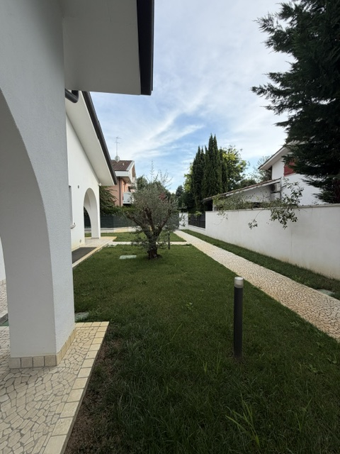 Noventa Padovana: Vendesi Villa di circa 400 mq in classe A1 con depandance entrambe ristrutturat...