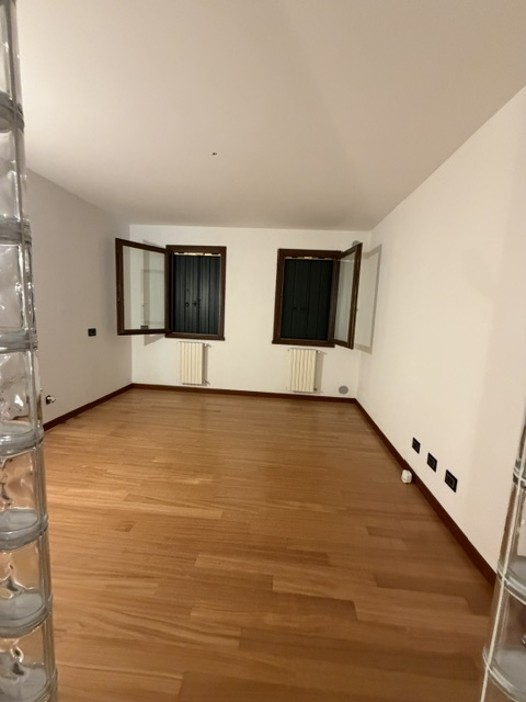 Noventa Padovana: Vendesi Villa di circa 400 mq in classe A1 con depandance entrambe ristrutturat...