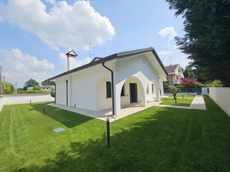 Noventa Padovana: Vendesi Villa di circa 400 mq in classe A1 con depandance entrambe ristrutturat...