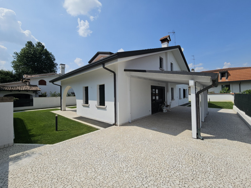 Noventa Padovana: Vendesi Villa di circa 400 mq in classe A1 con depandance entrambe ristrutturat...