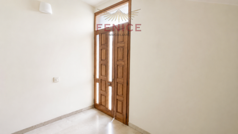 Ci sono case che offrono semplicemente degli spazi, e poi ci sono case che raccontano uno stile d...