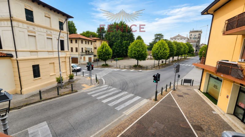 Ci sono case che offrono semplicemente degli spazi, e poi ci sono case che raccontano uno stile d...