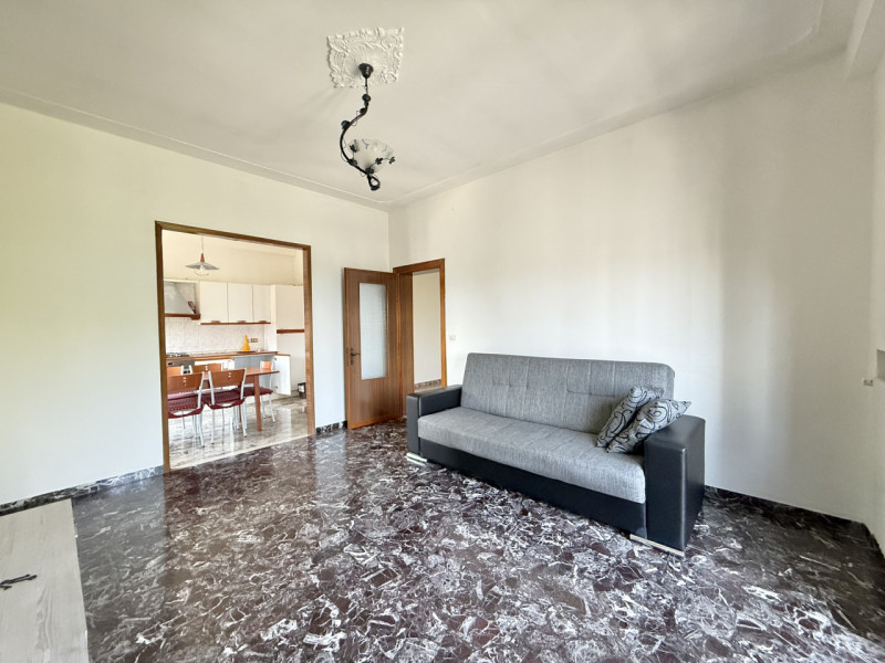 Scopri questo splendido appartamento quadrilocale situato nel centro di Solesino. Con una superfi...