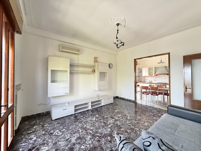 Scopri questo splendido appartamento quadrilocale situato nel centro di Solesino. Con una superfi...