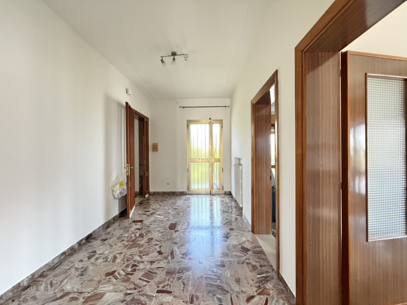 Scopri questo splendido appartamento quadrilocale situato nel centro di Solesino. Con una superfi...