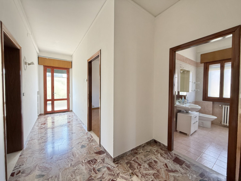 Scopri questo splendido appartamento quadrilocale situato nel centro di Solesino. Con una superfi...