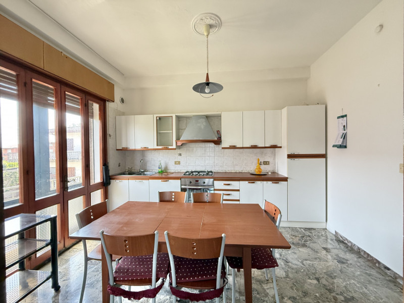 Scopri questo splendido appartamento quadrilocale situato nel centro di Solesino. Con una superfi...