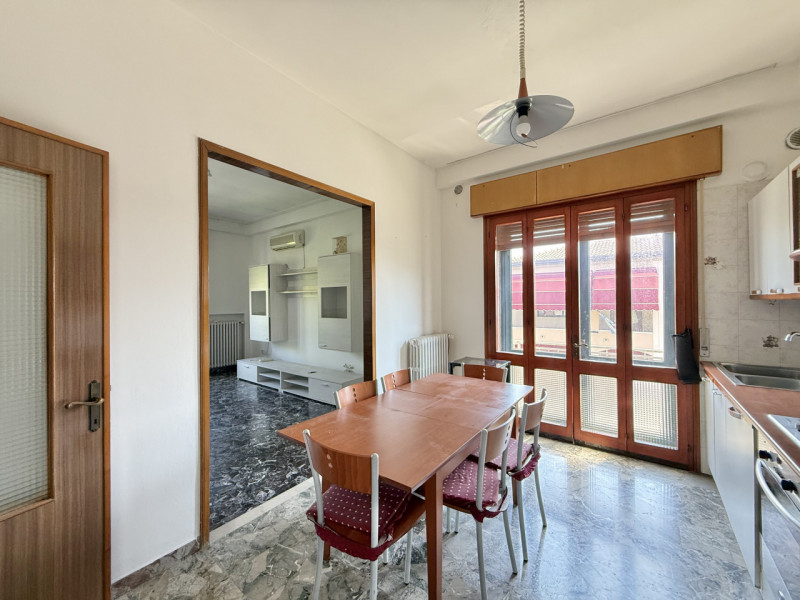 Scopri questo splendido appartamento quadrilocale situato nel centro di Solesino. Con una superfi...