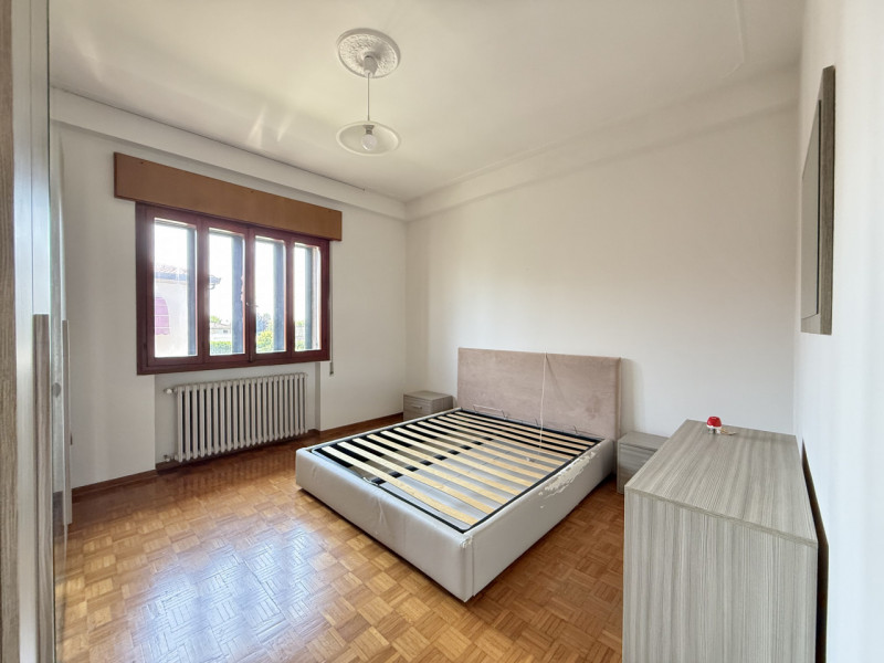 Scopri questo splendido appartamento quadrilocale situato nel centro di Solesino. Con una superfi...