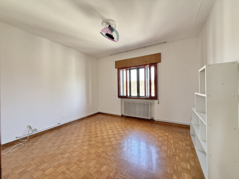 Scopri questo splendido appartamento quadrilocale situato nel centro di Solesino. Con una superfi...