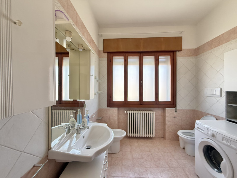 Scopri questo splendido appartamento quadrilocale situato nel centro di Solesino. Con una superfi...