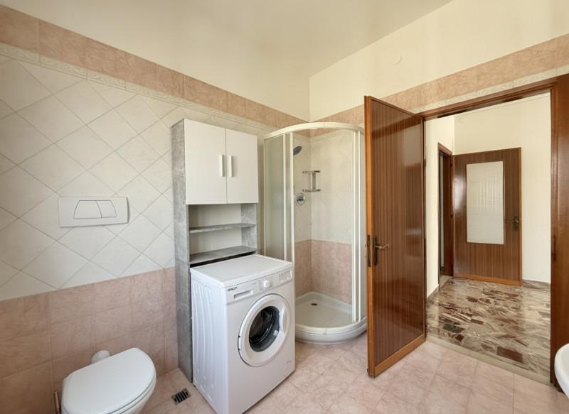 Scopri questo splendido appartamento quadrilocale situato nel centro di Solesino. Con una superfi...
