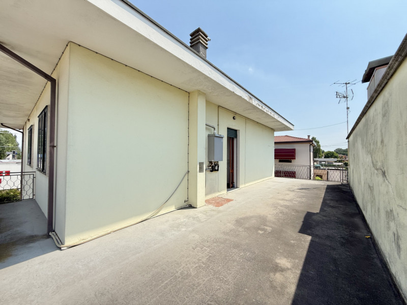 Scopri questo splendido appartamento quadrilocale situato nel centro di Solesino. Con una superfi...