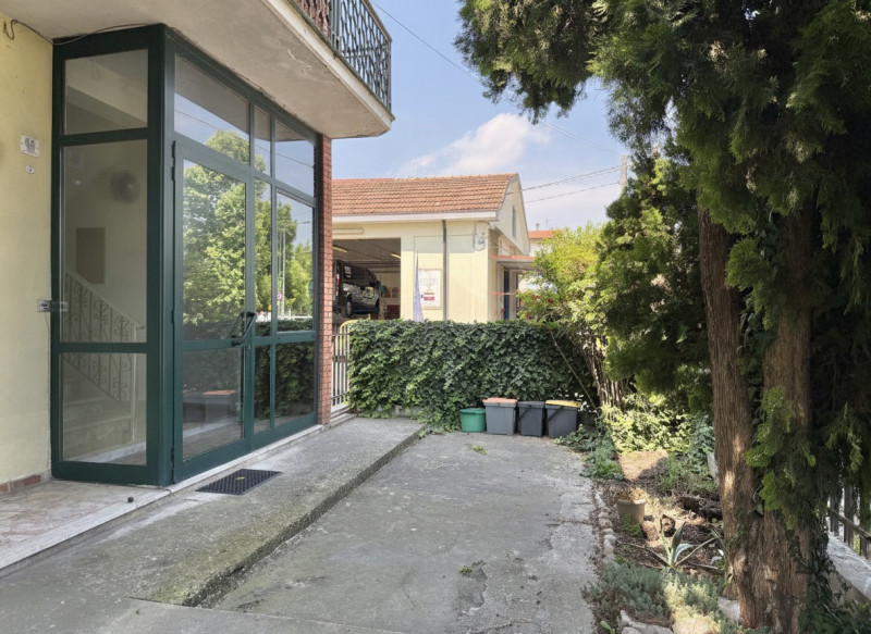 Scopri questo splendido appartamento quadrilocale situato nel centro di Solesino. Con una superfi...