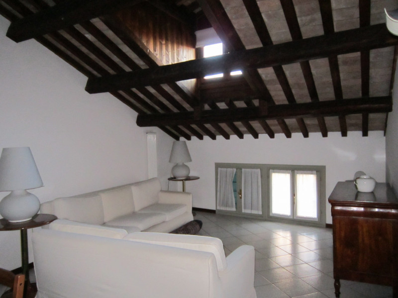 Proponiamo in affitto un ampio e luminoso appartamento mansardato di circa 100 mq, situato nella ...