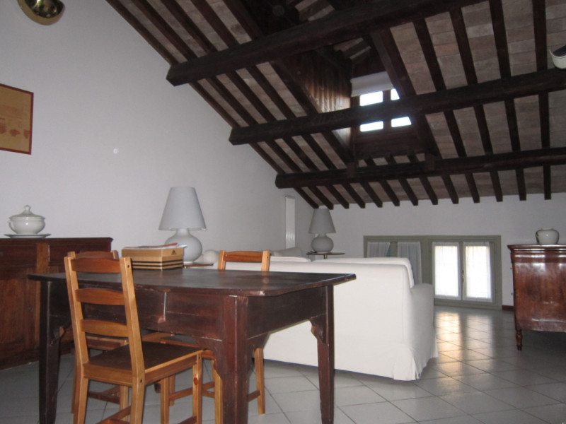 Proponiamo in affitto un ampio e luminoso appartamento mansardato di circa 100 mq, situato nella ...