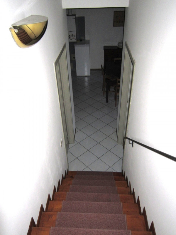 Proponiamo in affitto un ampio e luminoso appartamento mansardato di circa 100 mq, situato nella ...