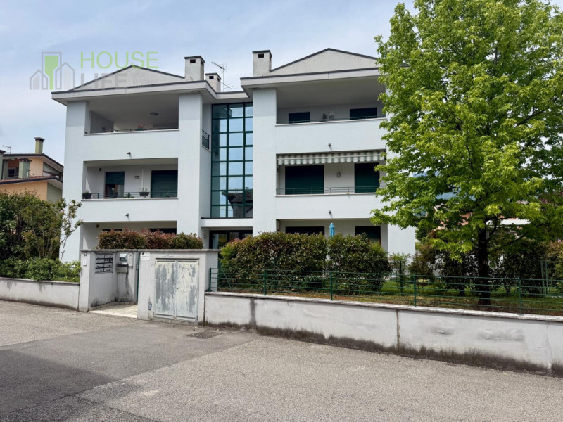 SCHIO-Santa Croce: in zona residenziale tranquilla TRILOCALE BISERVIZI al piano primo, inserito i...