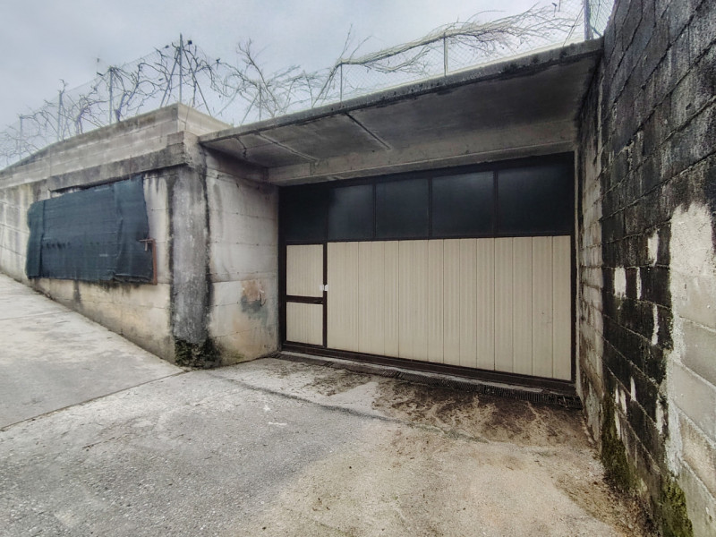 Magazzino interrato di ca 350 mq, composto da magazzino di 280 mq, con comoda rampa, che permette...