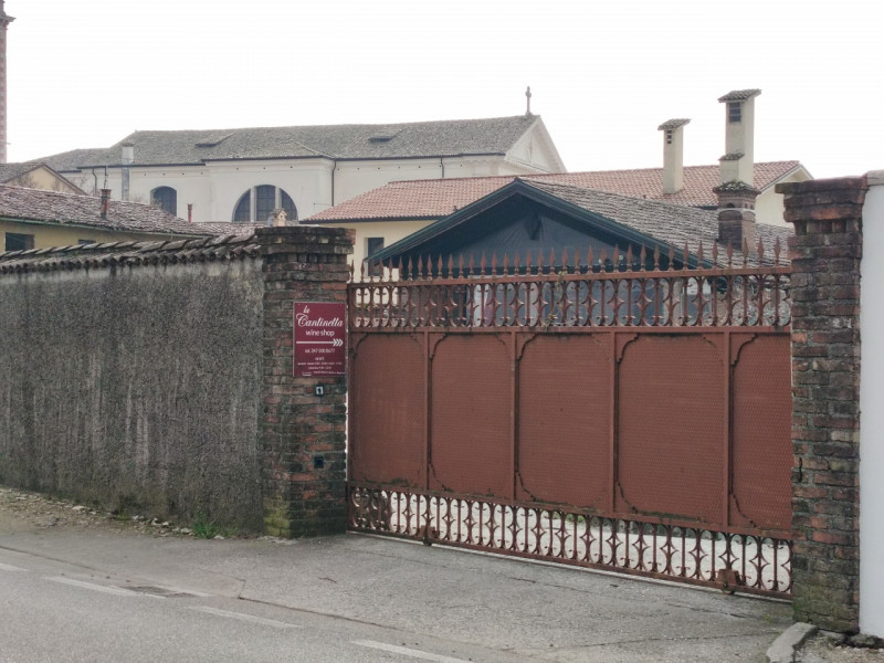 Magazzino interrato di ca 350 mq, composto da magazzino di 280 mq, con comoda rampa, che permette...