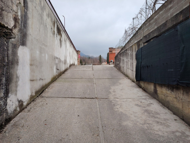 Magazzino interrato di ca 350 mq, composto da magazzino di 280 mq, con comoda rampa, che permette...