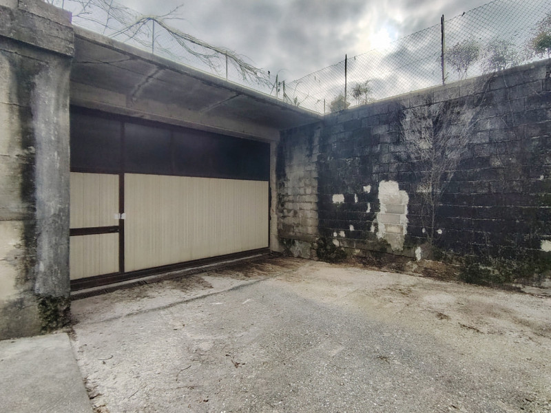 Magazzino interrato di ca 350 mq, composto da magazzino di 280 mq, con comoda rampa, che permette...