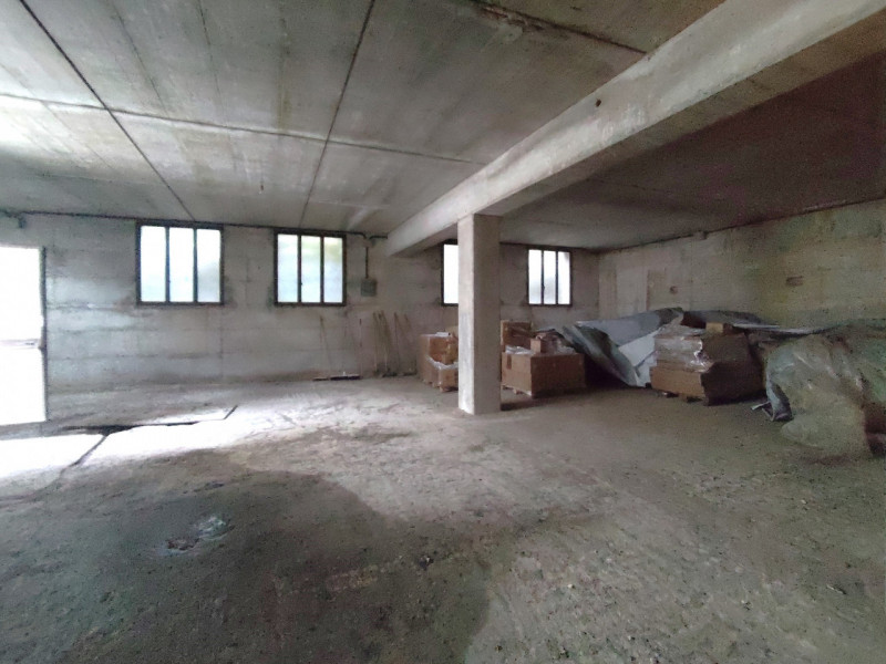 Magazzino interrato di ca 350 mq, composto da magazzino di 280 mq, con comoda rampa, che permette...