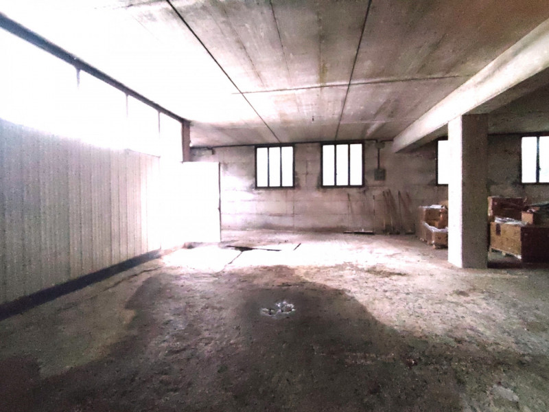 Magazzino interrato di ca 350 mq, composto da magazzino di 280 mq, con comoda rampa, che permette...