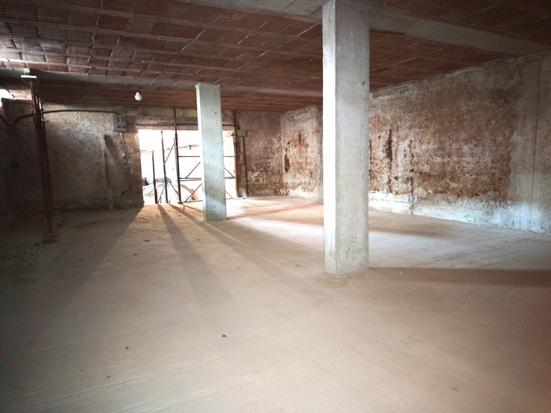 Magazzino interrato di ca 350 mq, composto da magazzino di 280 mq, con comoda rampa, che permette...