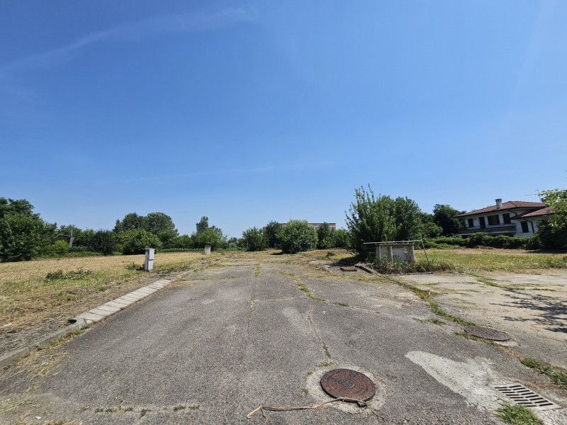 Proponiamo in vendita a Ospedaletto Euganeo, un terreno edificabile residenziale di circa 5145 mq...