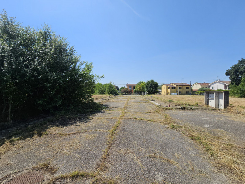 Proponiamo in vendita a Ospedaletto Euganeo, un terreno edificabile residenziale di circa 5145 mq...