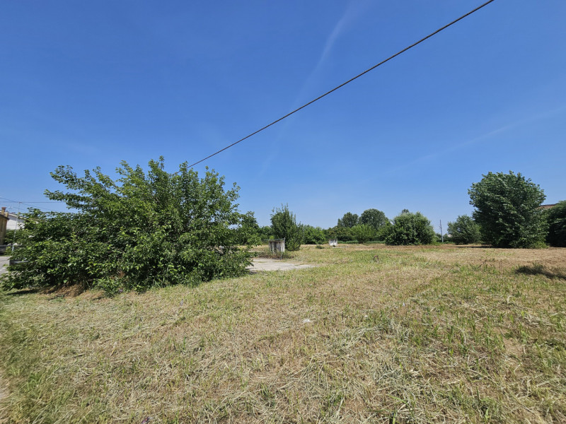 Proponiamo in vendita a Ospedaletto Euganeo, un terreno edificabile residenziale di circa 5145 mq...