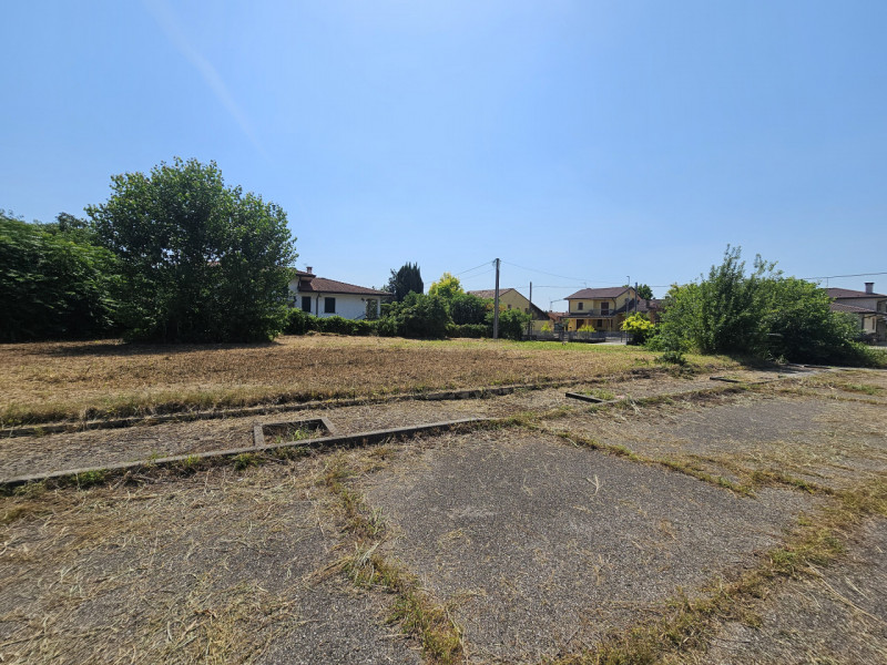 Proponiamo in vendita a Ospedaletto Euganeo, un terreno edificabile residenziale di circa 5145 mq...
