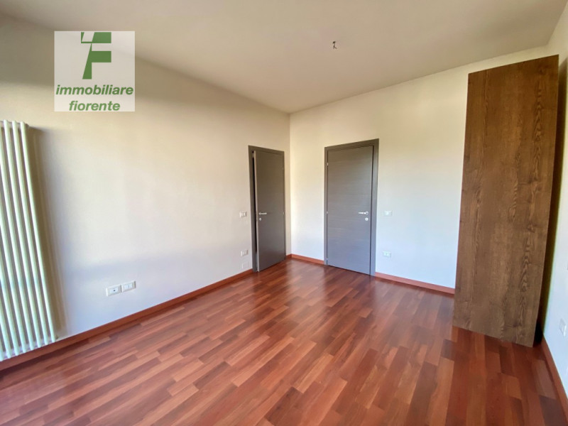 In quartiere residenziale, comodissimo al capolinea del tram, libero subito luminoso appartamento...