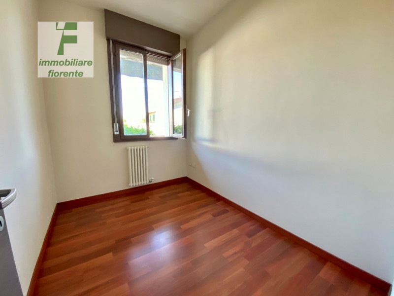 In quartiere residenziale, comodissimo al capolinea del tram, libero subito luminoso appartamento...