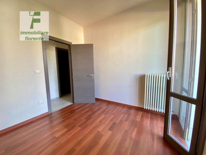 In quartiere residenziale, comodissimo al capolinea del tram, libero subito luminoso appartamento...