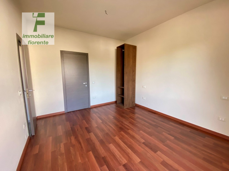 In quartiere residenziale, comodissimo al capolinea del tram, libero subito luminoso appartamento...