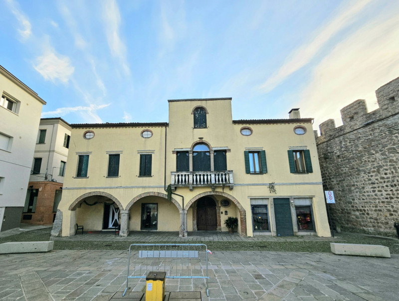 In centro a Monselice, proponiamo in vendita un'interessante opportunità per chi desidera avviare...