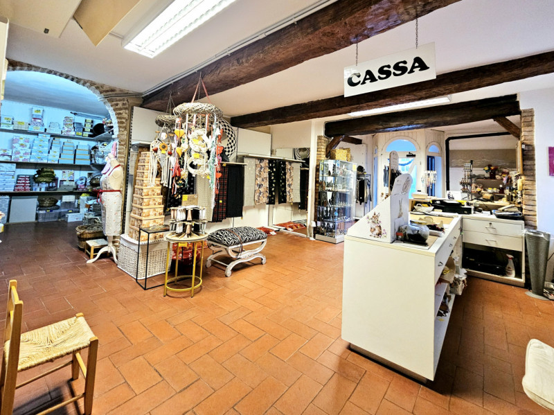 In centro a Monselice, proponiamo in vendita un'interessante opportunità per chi desidera avviare...