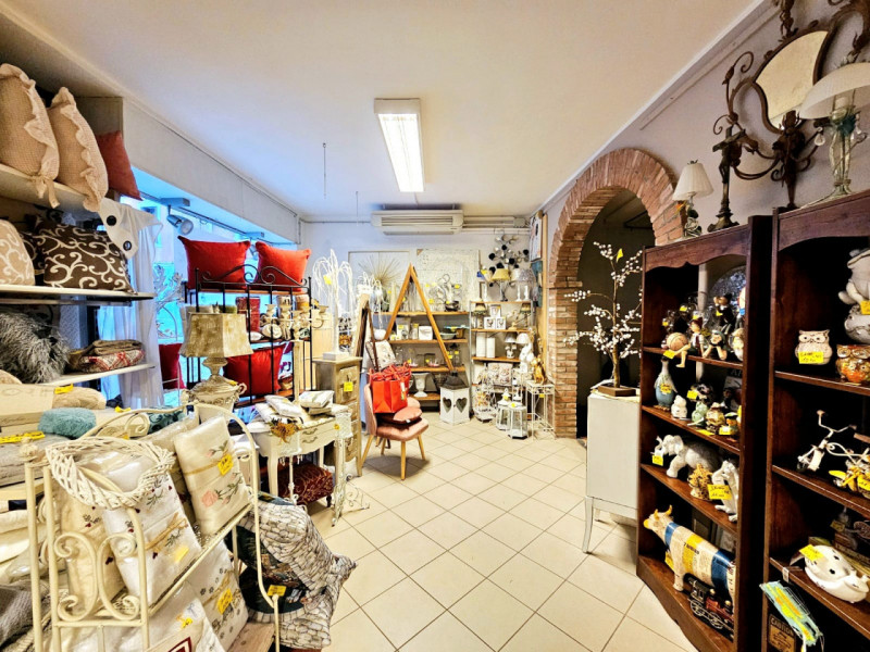 In centro a Monselice, proponiamo in vendita un'interessante opportunità per chi desidera avviare...