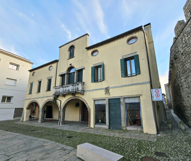In centro a Monselice, proponiamo in vendita un'interessante opportunità per chi desidera avviare...