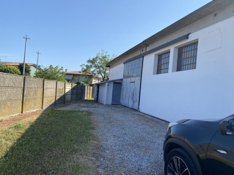 Proponiamo in vendita capannone artigianale a Campagnola di Brugine.

Ottima opportunità per chi ...