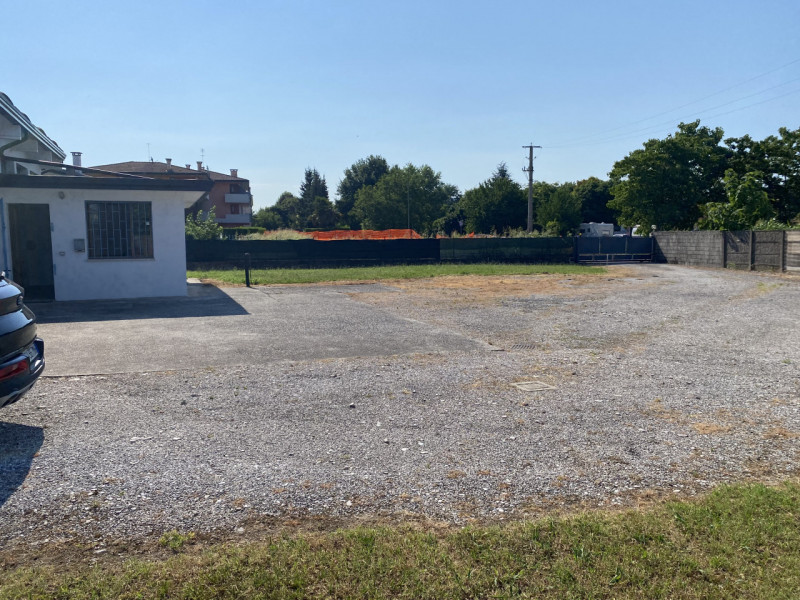 Proponiamo in vendita capannone artigianale a Campagnola di Brugine.

Ottima opportunità per chi ...