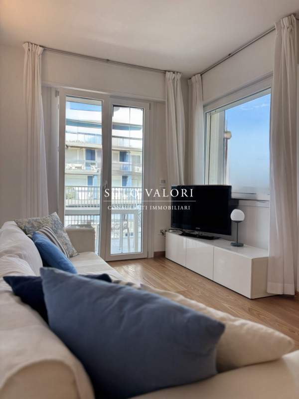 ESCLUSIVO APPARTAMENTO VISTA MARE COMPLETAMENTE RISTRUTTURATO A DUE PASSI DA PIAZZA MAZZINI

Se s...