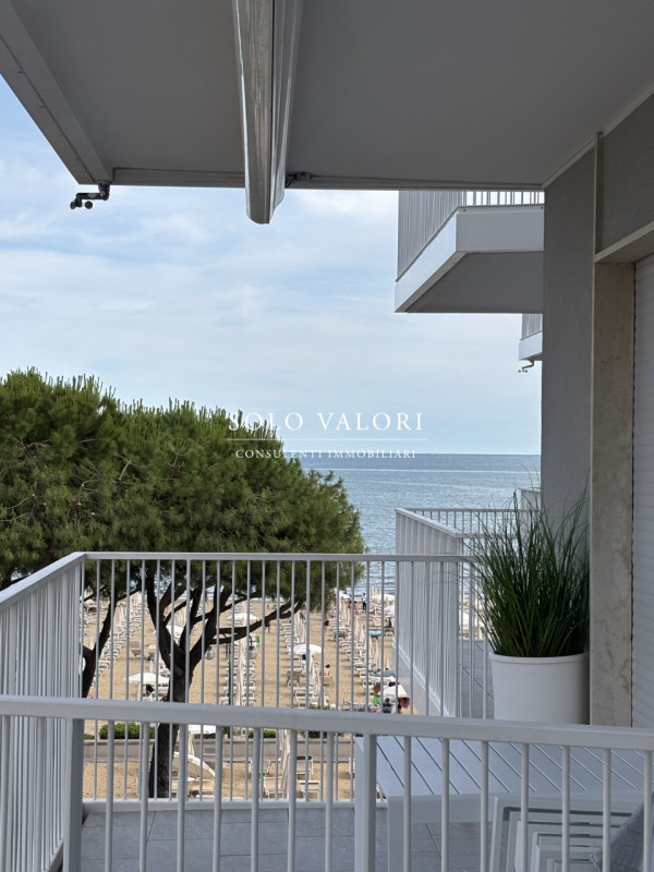 ESCLUSIVO APPARTAMENTO VISTA MARE COMPLETAMENTE RISTRUTTURATO A DUE PASSI DA PIAZZA MAZZINI

Se s...