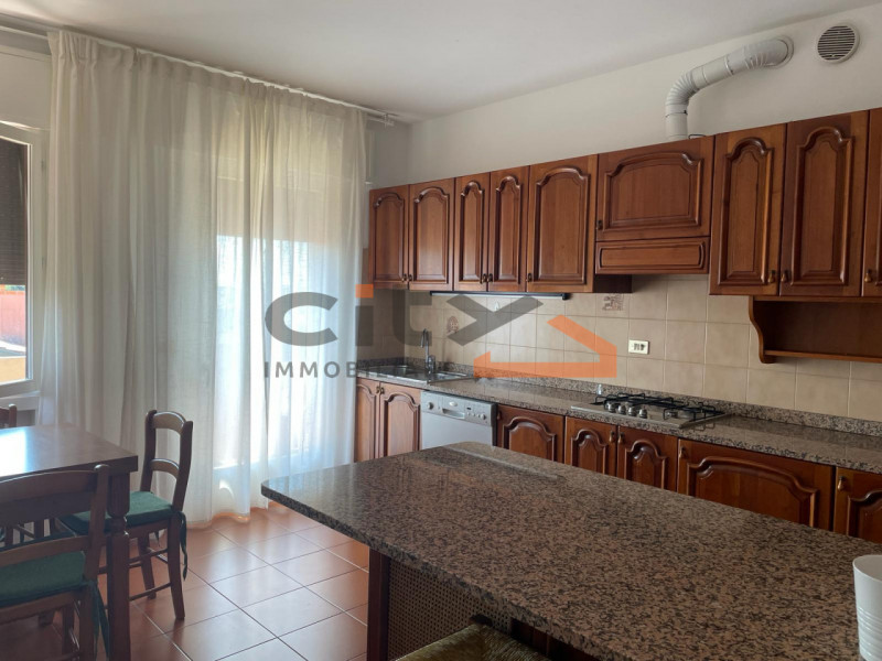 In tranquilla zona residenziale comoda ai principali servizi, proponiamo in locazione APPARTAMENT...